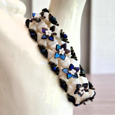 Perlenarmband mit blau-weißem Blumenmuster und Herzverschluss