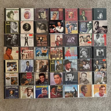 Oldies CD-kokoelma yli 50 levyllä, mukana Elvis Presley
