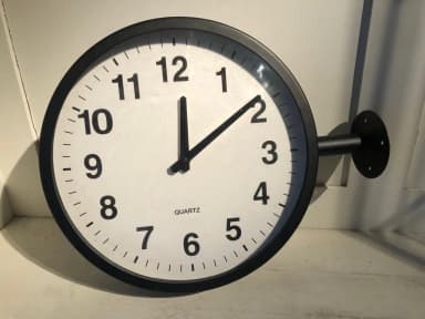 Reloj de pared doble cara disponible en Suecia