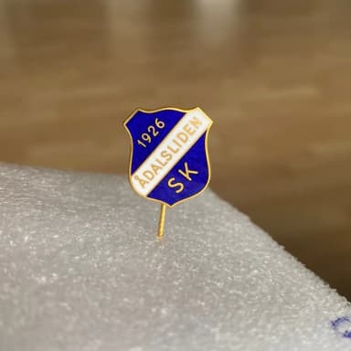 Vereinsnadel Ådalsliden SK aus der Gemeinde Sollefteå