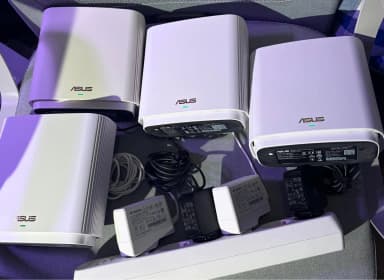 Vier ASUS AX6600 ZenWiFi Tri-Band WLAN-Router zu verkaufen