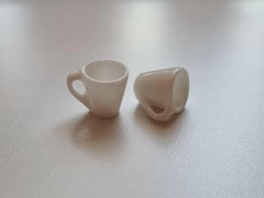 2 pientä valkoista minikuppia nukketaloon