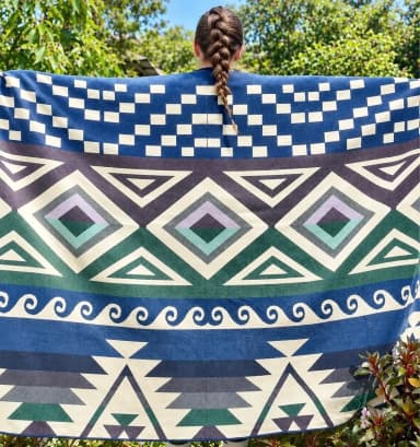 Mittlere Alpakadecke in Blau, Grün und Lila mit traditionellem Design