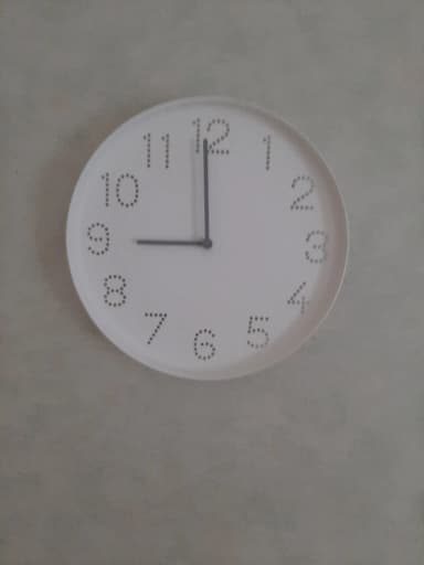 Seinäkello ajattomalla muotoilulla