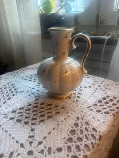 Weiße Vase mit goldenen Details Gyllen in Top-Zustand