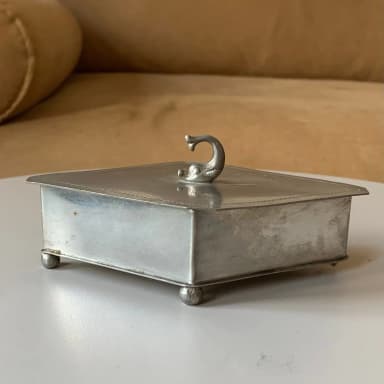 Kleine Zinnschachtel mit Deckel und Fischmotiv
