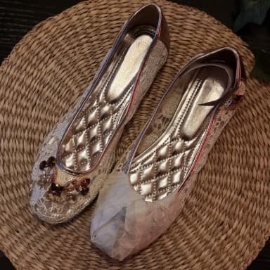 Elegante neue Ballerinas mit Spitze und Strass, Größe 39