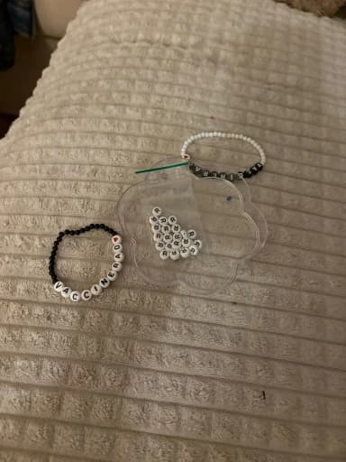 Nuevas cuentas con letras para pulseras ideales para grupos y familia