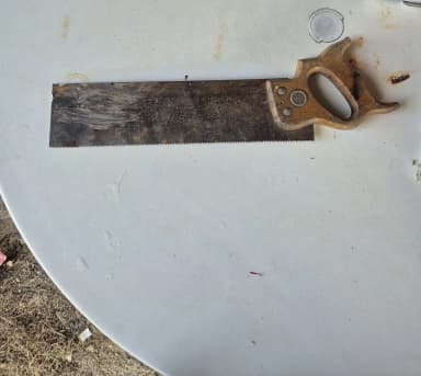 Sierra manual con mango de madera en Suecia