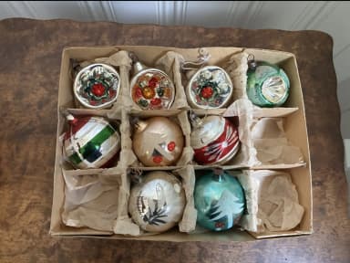 Bolas navideñas vintage de vidrio con detalles pintados a mano