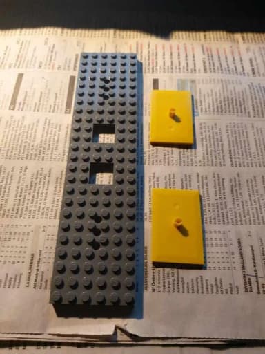 Tummanharmaa LEGO 6x24 levy junavaunulla ja pyöräkerrastoilla