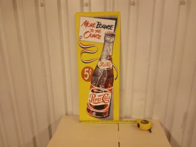 metallinen Pepsi-kyltti 'more by the ounce' seisova