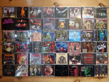 Laaja rock- ja metallimusiikin CD-kokoelma Black Sabbathilla ja Iron Maidenilla