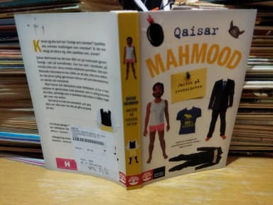 Jakten på svenskheten by Qaisar Mahmood, pocket book in fine condition