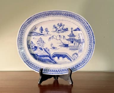 Juego de porcelana oriental con fuentes decoradas