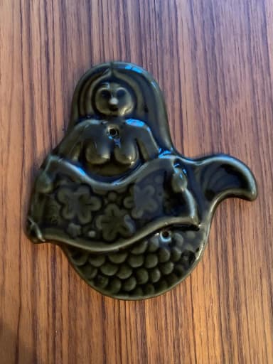 Retro-tyylinen keramiikkainen kylpyhuonemerkki merenneitomotiivilla IFÖ Bromölla