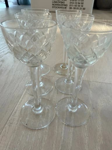 Likörgläser mit Kristallmuster und Stiel