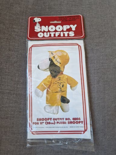 Sealed Snoopy raincoat and hat outfit for 28 cm plush toy