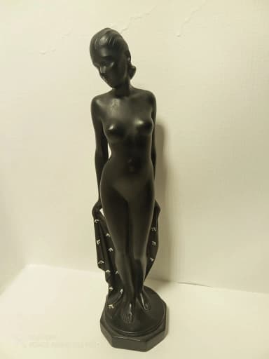 Beautiful Art Deco sculpture of a nude woman