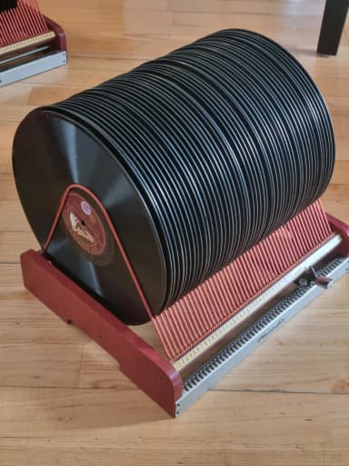 Sammlung von 50 78-U/min-Schallplatten mit Ständer