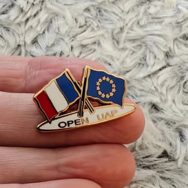 Open UAP:n Ranskan ja EU:n pinssiliput erinomaisessa kunnossa