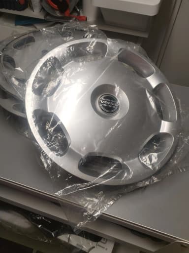 4 tapacubos originales sin usar de 15” para Volvo modelos