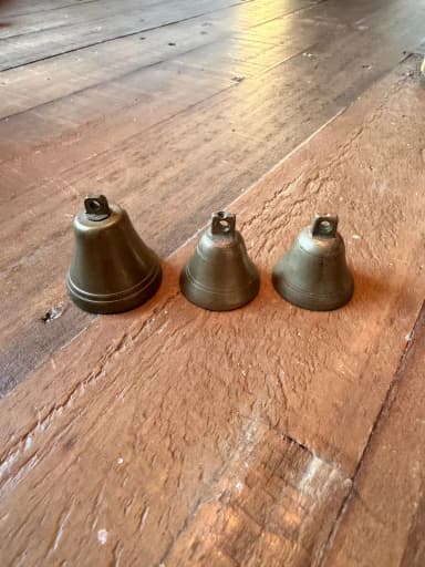 Tres campanas vintage de latón fundido