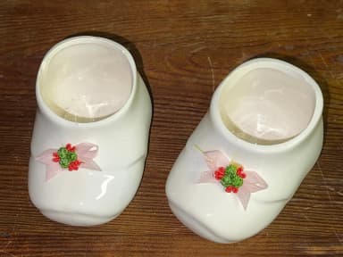 2 Keramik-Babyschuhe zur Dekoration oder Blumenarrangements