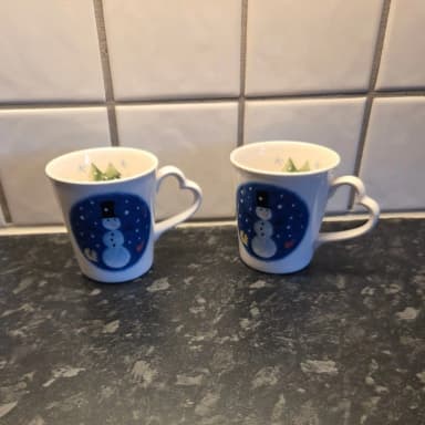 Dos tazas de muñeco de nieve Niiko disponibles en Suecia
