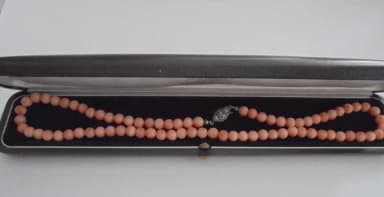 Antike Korallhalskette mit silbernem Verschluss in Rosa