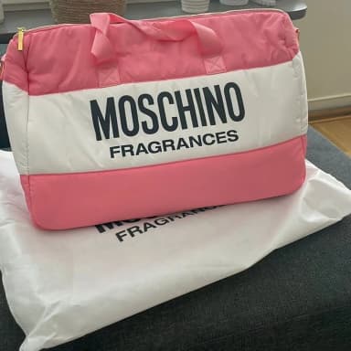 Fragancias Moschino con bolso rosa