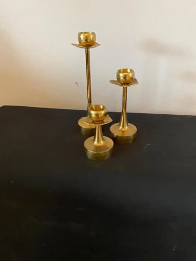 Conjunto de tres candelabros vintage de latón con diseño de corazón