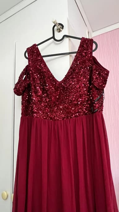 Rotes Kleid zum Verkauf