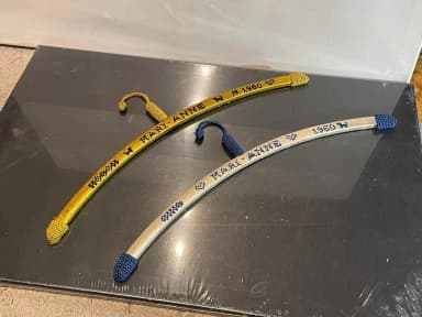 Zwei einzigartige bestickte Kleiderbügel aus den 60ern von Mari-Anne