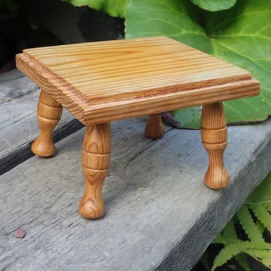 Pequeño taburete de madera o soporte para flores estilo retro