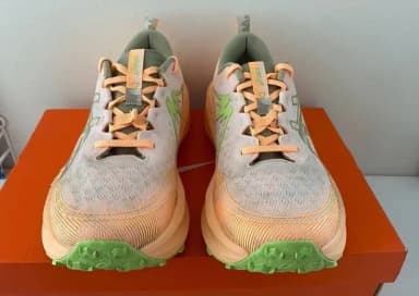 Zapatillas de trail ASICS Trabuco Max 4 talla 44 con botella motivacional