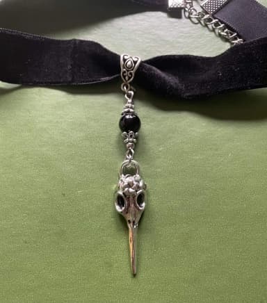 Raben-Schädel-Choker mit Onyx und Skelett-Design