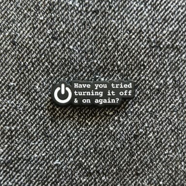 Pinssi, jossa teksti 'Have you tried turning it off & on again'