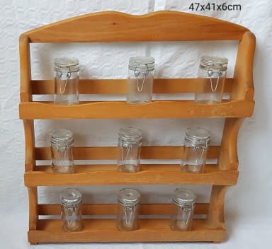 Estante antiguo para especias con frascos