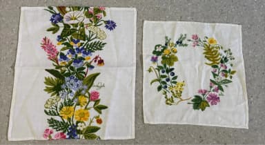 Zwei kleine Tischdecken mit Blumenmuster von Gocken Jobs