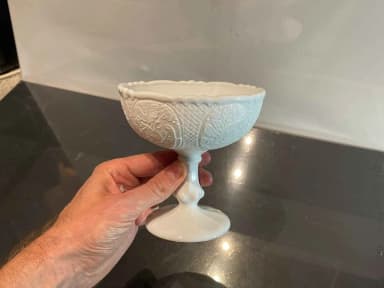 Weißer Glasschalenpokal mit Musterrelief aus Opalglas