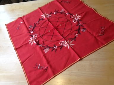 Mantel navideña roja con motivos bordados