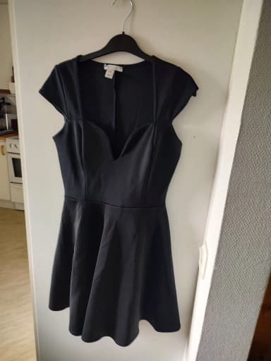 NLY ONE black dress size M available