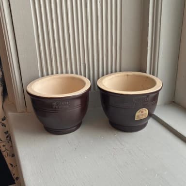 Zwei äußere Töpfe und Schalen aus Höganäs-Keramik