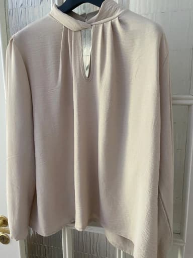 Blusa beige de manga larga con botones dorados talla L/XL nueva