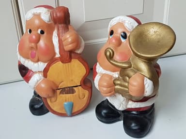 Joulutontut soittimineen Lumikkisarjasta