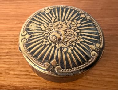 Vintage round snuff box with floral design 5x2 cm