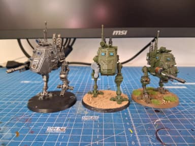 Drei Astra Militarum Sentinel Modelle aus Warhammer 40.000