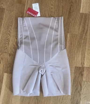Uudet Spanx muotoilevat housut koko XS/32 hintalapulla