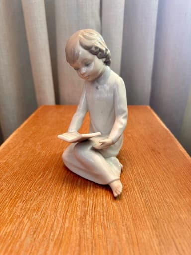 Lladro Zephir posliininen lukevan lapsen figuuri